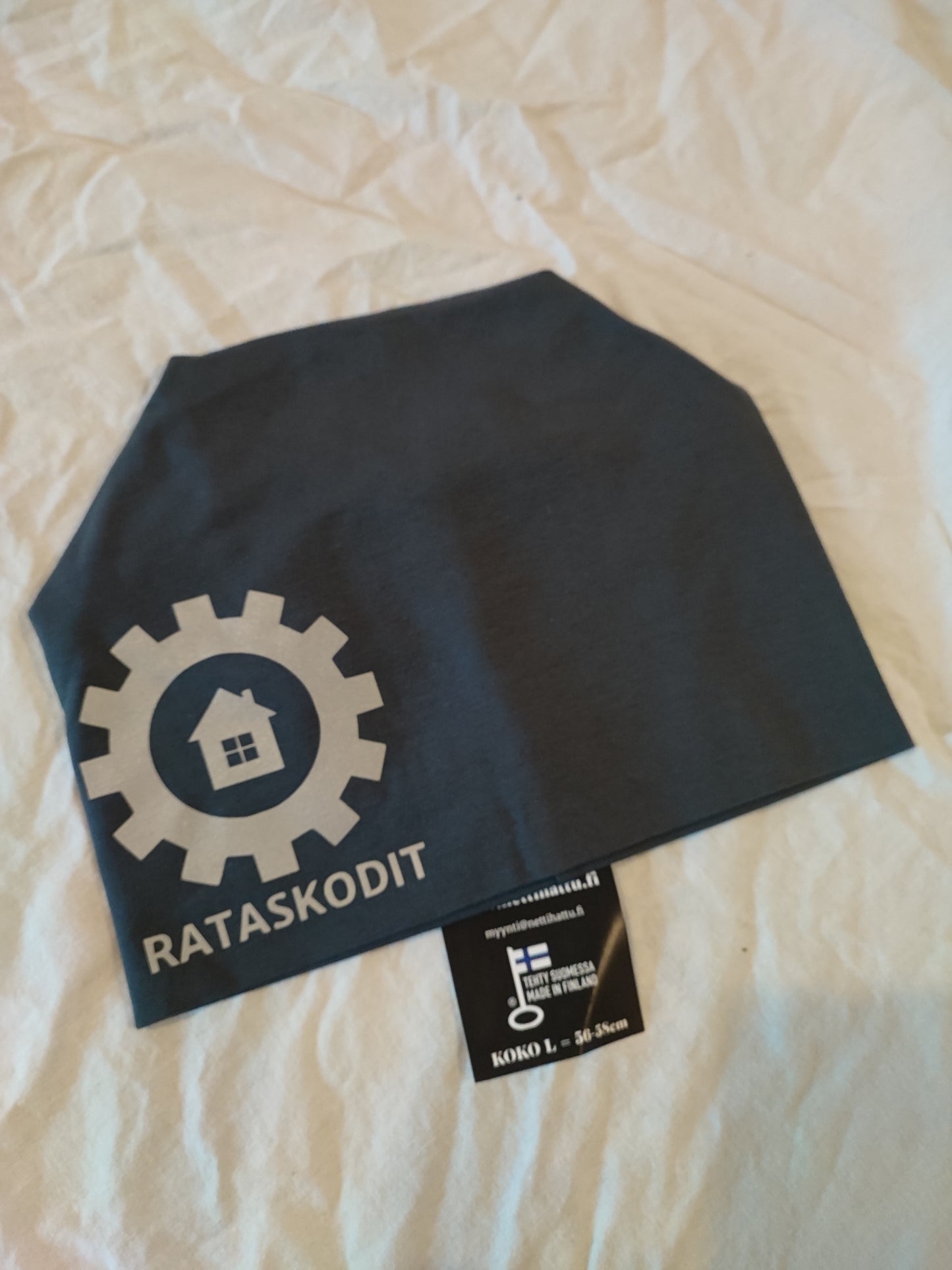 Rataskotien heijastavalla logolla oleva trikoopipo. Tumman harmaa. Koko L.