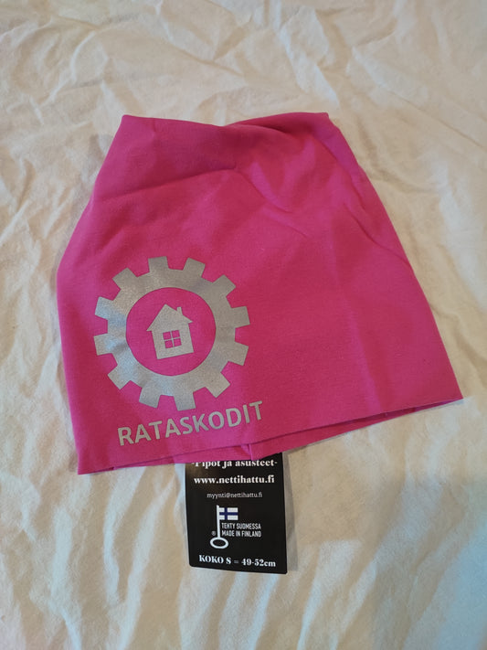 Rataskotien heijastavalla logolla oleva trikoopipo. Fuksia. Koko S.