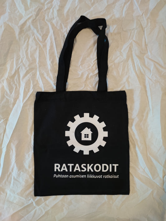 Rataskotien musta kassi valkoisella painetulla logolla.