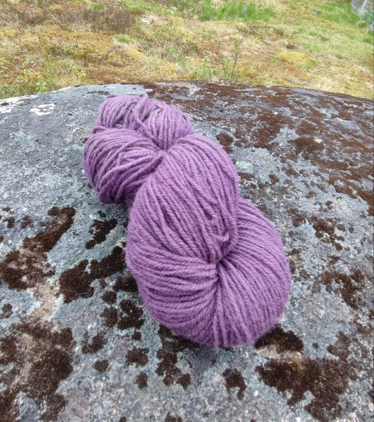 Unnaslahden lammastilan NORKKO Karstalanka, luonnonväreillä värjätyt, Tumma lila, 100g