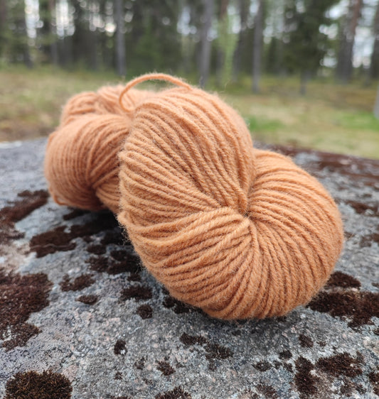 Unnaslahden lammastilan NORKKO Karstalanka, luonnonväreillä värjätyt, Pihka, 100g